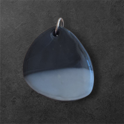 Hanger in polymeerklei afgewerkt met UV Hars